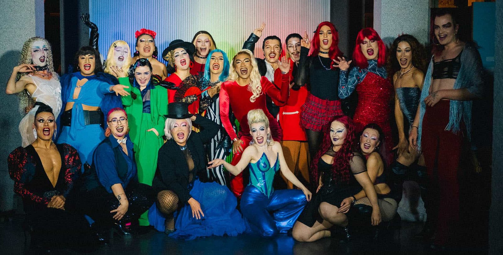 fotografía de muchas personas posando en el espacio pom. Coordinación, formación y asesoramiento en proyectos artísticos y culturales