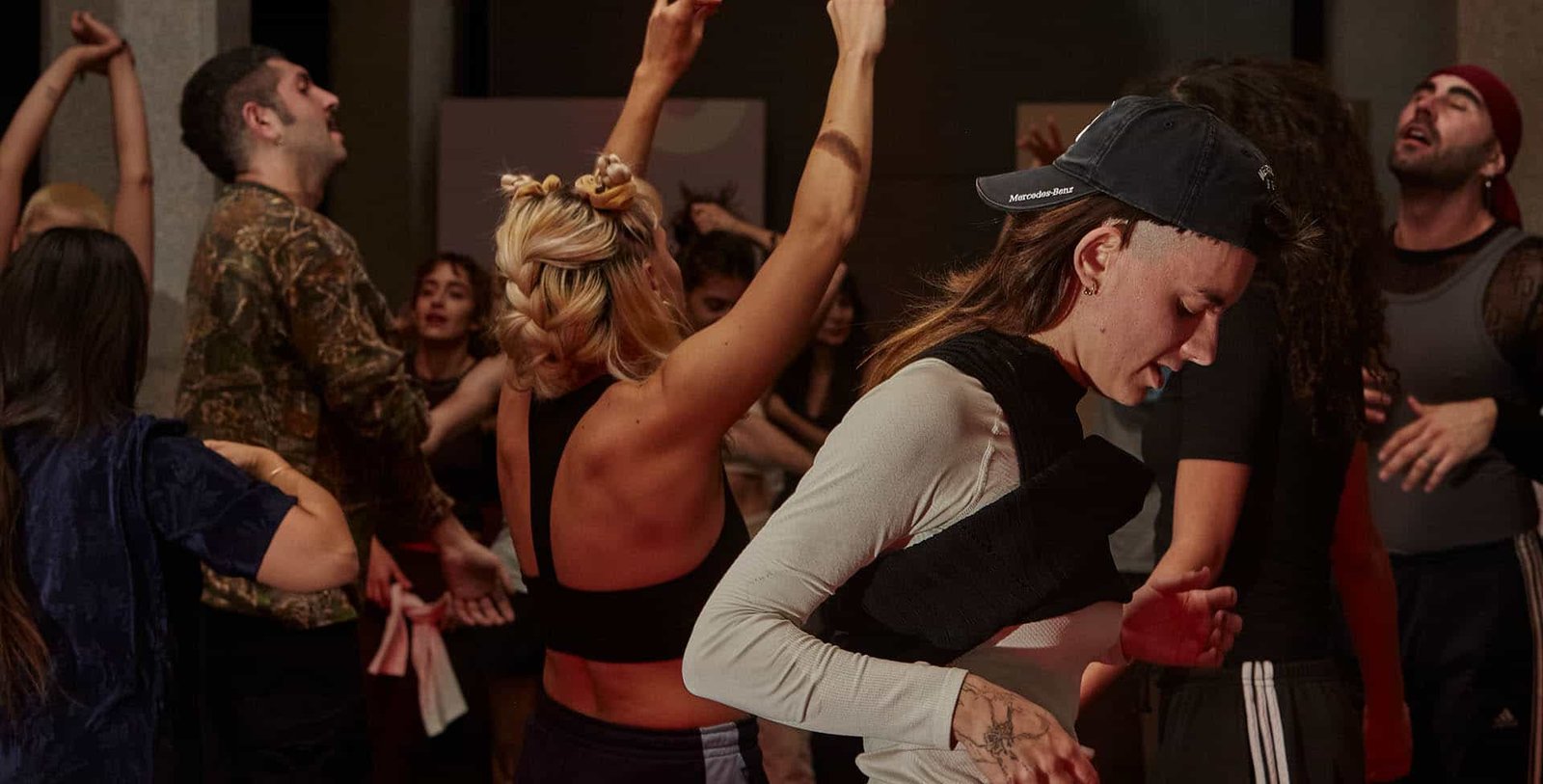 Imagen de personas bailando en el espacio pom. Coordinación, formación y asesoramiento en proyectos artísticos y culturales