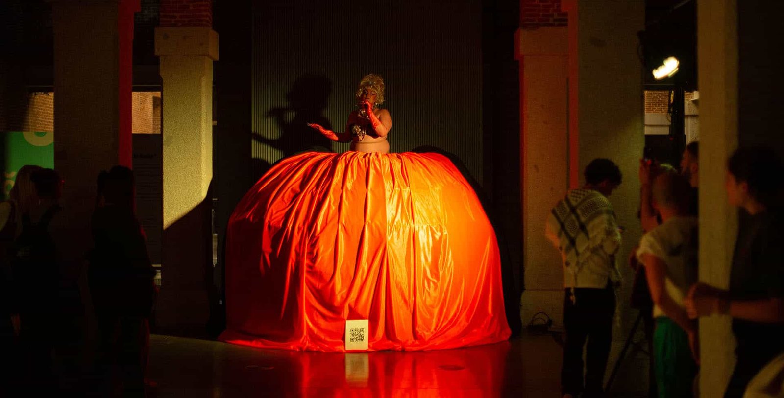 Imagen de persona actuando y bailando en el espacio pom. Coordinación, formación y asesoramiento en proyectos artísticos y culturales