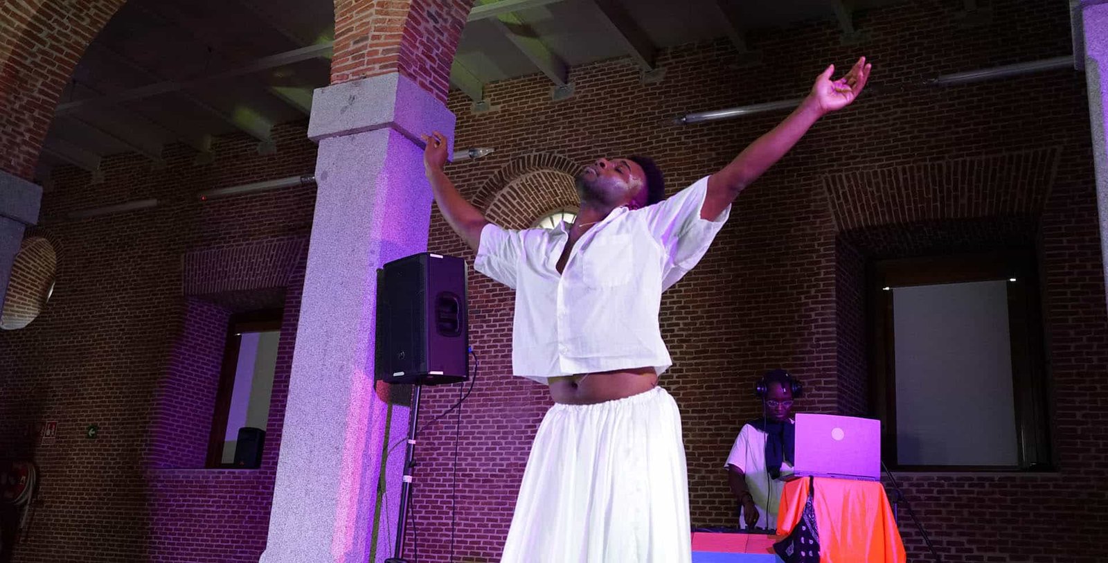 Imagen de persona actuando y bailando en el espacio pom. Coordinación, formación y asesoramiento en proyectos artísticos y culturales