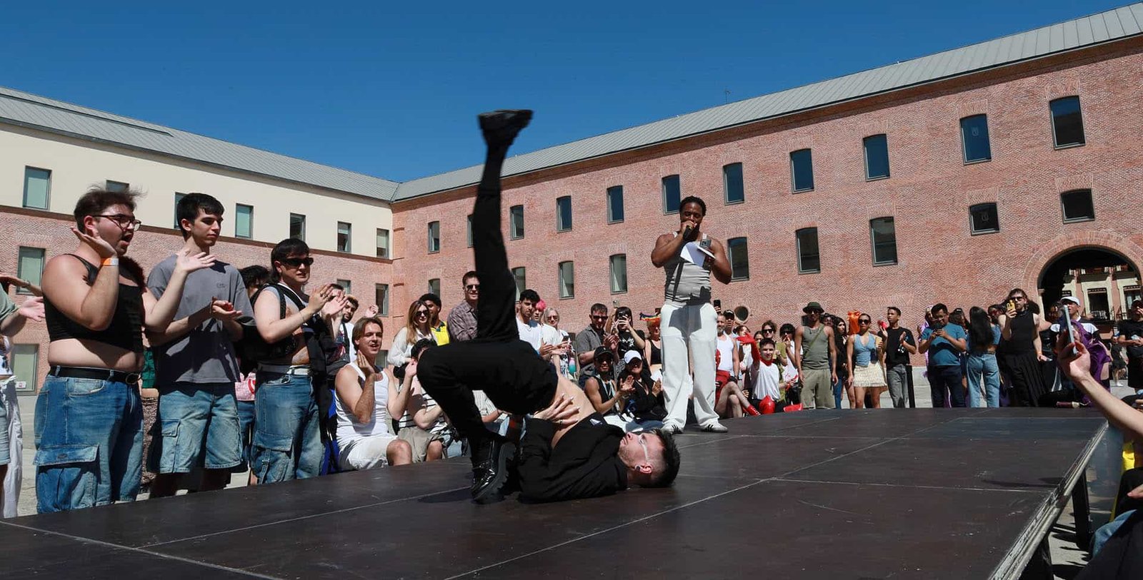 Imagen de persona actuando y bailando en el espacio pom. Coordinación, formación y asesoramiento en proyectos artísticos y culturales