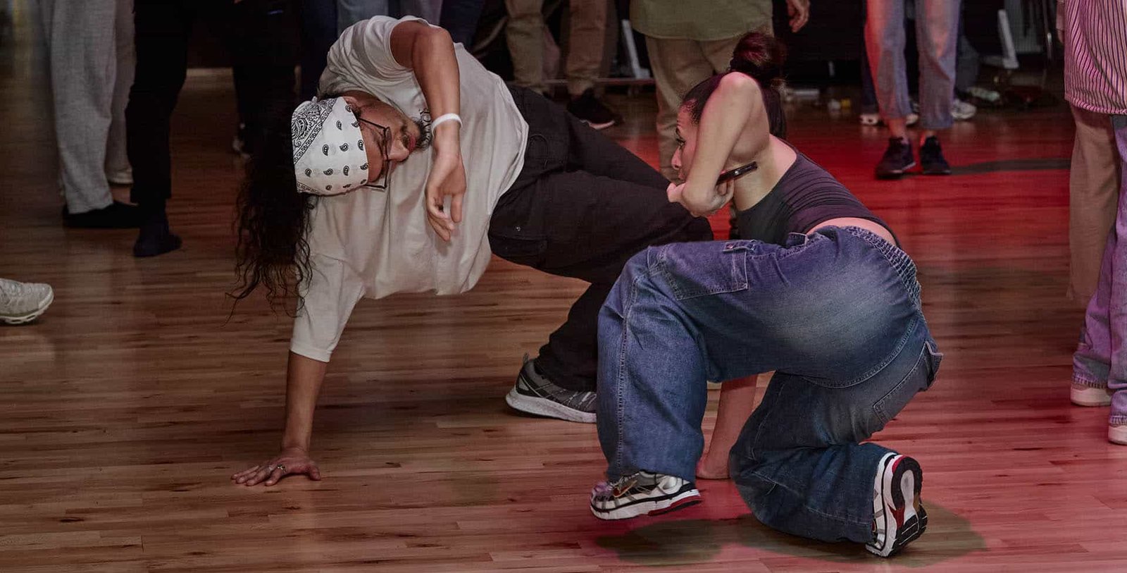 Imagen de personas bailando en el espacio pom. Coordinación, formación y asesoramiento en proyectos artísticos y culturales