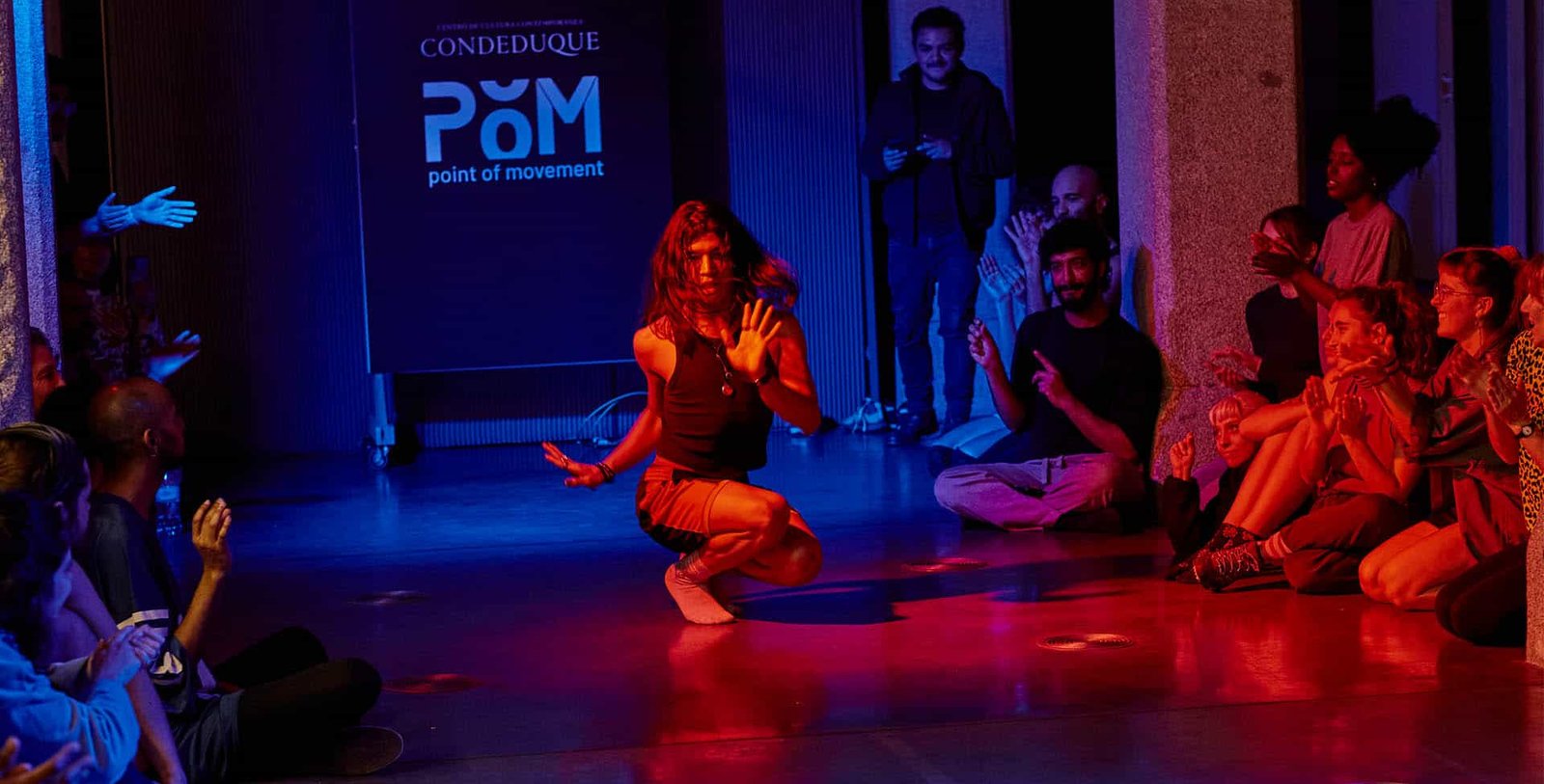 Imagen de persona actuando y bailando en el espacio pom. Coordinación, formación y asesoramiento en proyectos artísticos y culturales