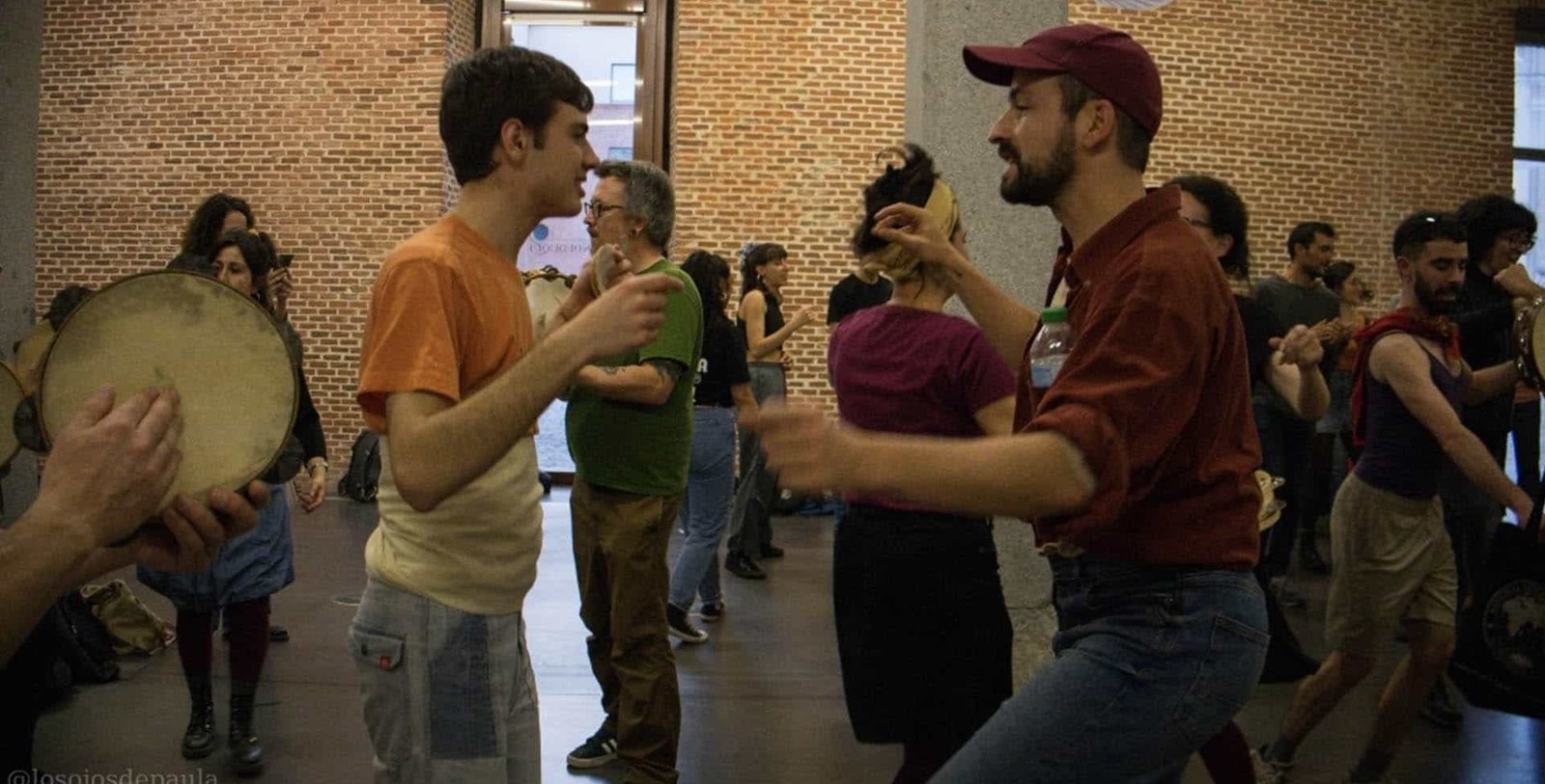 Imagen de personas bailando en el espacio pom. Coordinación, formación y asesoramiento en proyectos artísticos y culturales