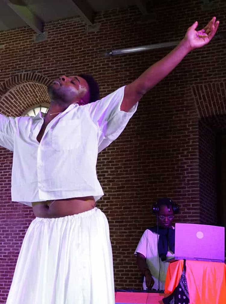 Imagen de persona actuando y bailando en el espacio pom. Coordinación, formación y asesoramiento en proyectos artísticos y culturales