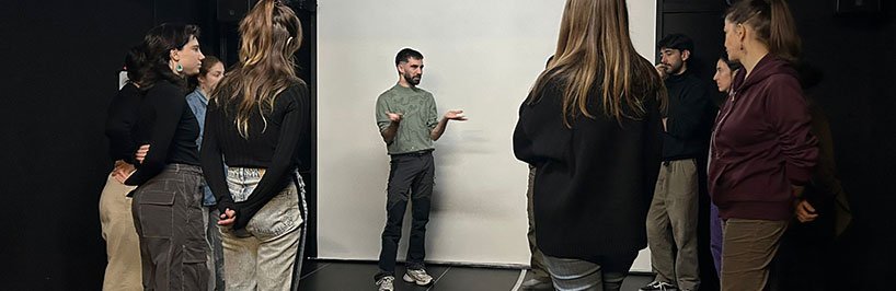 Imagen de Alex dando clase. TEJIENDO REDES, FORJANDO IDENTIDADES. Coordinación, formación y asesoramiento en proyectos artísticos y culturales