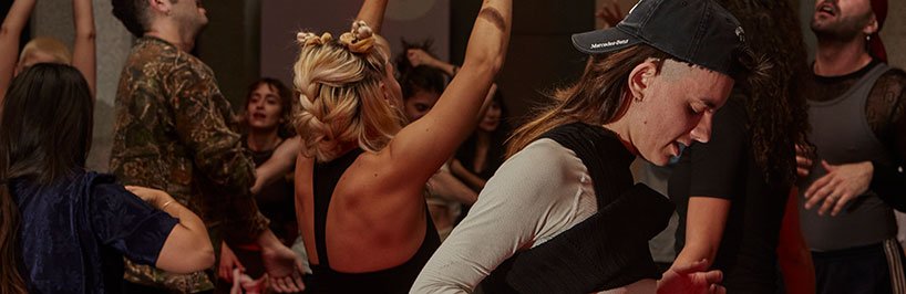 Imagen de personas bailando en el espacio pom. Coordinación, formación y asesoramiento en proyectos artísticos y culturales