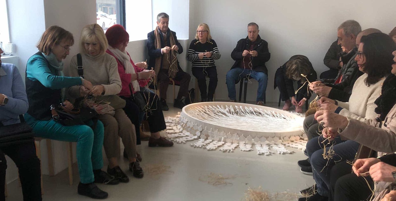 Imagen de personas tejiendo en la Sala de Arte Joven. TEJIENDO REDES, FORJANDO IDENTIDADES. Coordinación, formación y asesoramiento en proyectos artísticos y culturales