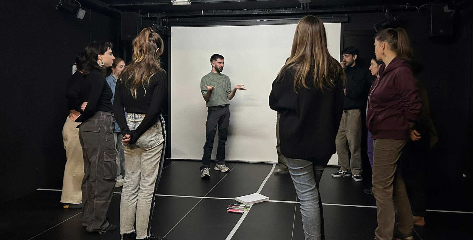 Imagen de Alex dando clase. TEJIENDO REDES, FORJANDO IDENTIDADES. Coordinación, formación y asesoramiento en proyectos artísticos y culturales