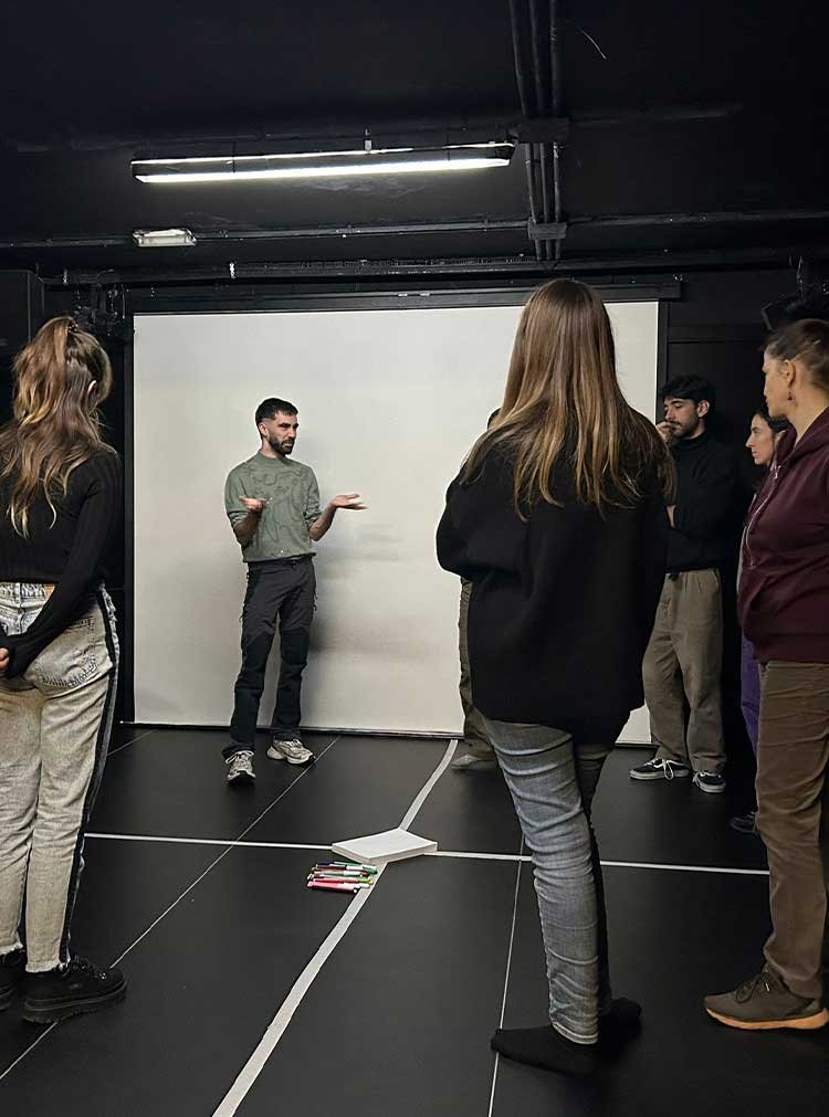 Imagen de Alex dando clase. TEJIENDO REDES, FORJANDO IDENTIDADES. Coordinación, formación y asesoramiento en proyectos artísticos y culturales